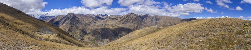 Mit dem Pass Punta Llamac (4308m) überschreiten wir den letzten Passübergang unserer Umrundung der Cordillera Huayhuash, von wo wir über das tief eingeschnittene Tal des Rio Achin hinweg einen letzten Blick auf die umwölkte Cordillere, den davor liegenden flachen Grat des Cerro Huacrish (4750m), den felsigen Cerro Barraco (4848m), den schneebedeckten Gipfel des Diablo Mudo (5350m) im Süden und den Felsengrat des Cerro Patococha Grande (4918m) genießen können, Peru, Juli 2019.